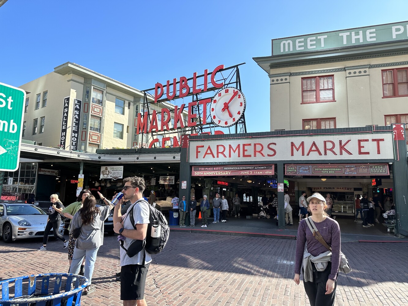 A picture of the entrance
of the Pike Place Market on a sunny day